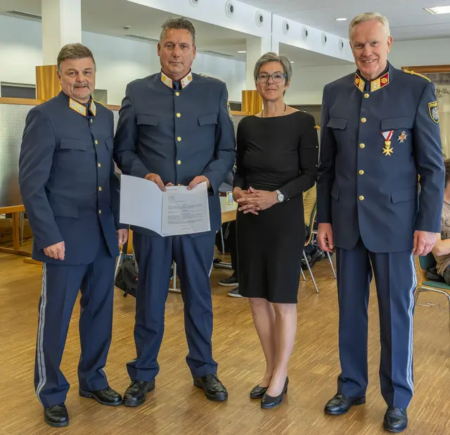 v.l. Landespolizeidirektor-Stellvertreter Generalmajor Johannes Strobl BA, Chefinspektor Georg Lercher, Bezirkshauptfrau Dr.in Kathrin Eberle und Bezirkspolizeikommandant von Innsbruck-Land Oberst Gerhard Niederwieser BA. | Foto: LPD Tirol, Bernhard Gruber