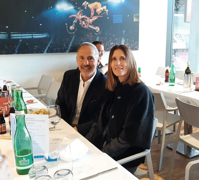 Als gebürtiger Vorarlberger ist für den Internationalen Trainer Adolf Hütter eine Cupfinale mit dem SC Altach ein ganz besonderes Highlight. Er fieberte gemeinsam mit Gattin Sabine mit den SCR-Fans mit.  | Foto: Tiefling/KK