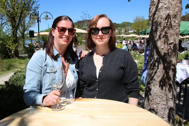 Melanie Rettenbacher und Stephanie Vogl gönnten sich eine Pause