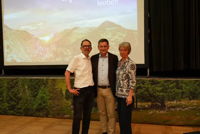 Die Erste Vorsitzende, Claudia Schagerl, betonte die Bedeutung der ehrenamtlichen Arbeit, die sich durch alle Bereiche des Vereins zieht. Im Bild:  Helmut Bader, Bürgermeister Kurt Wallner, Vorsitzende Claudia Schagerl (v. l.)