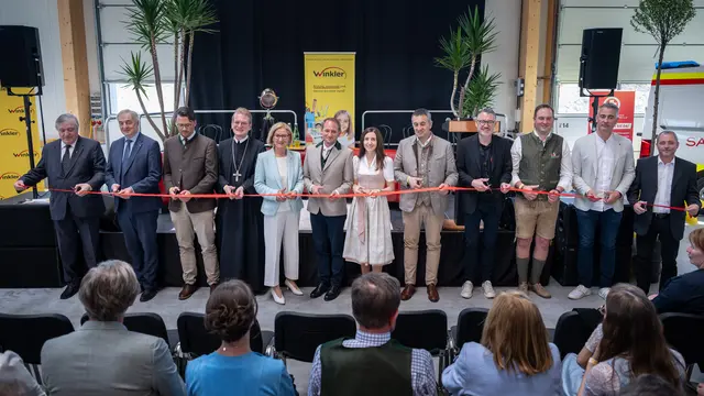 Mit dem Durchschneiden des Bandes wurde die Erweiterung der Firma Winkler Schulbedarf offiziell eröffnet. | Foto: NLK Khittl