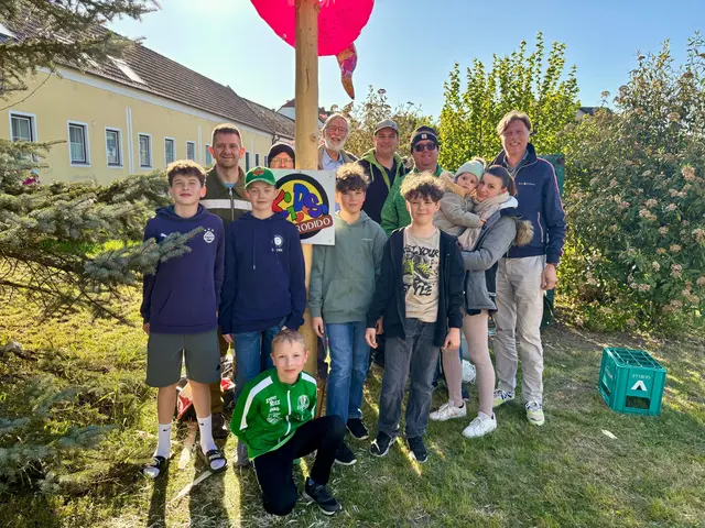 Kinder-Maibaum in Rodingersdorf eröffnet Maibaum-Saison