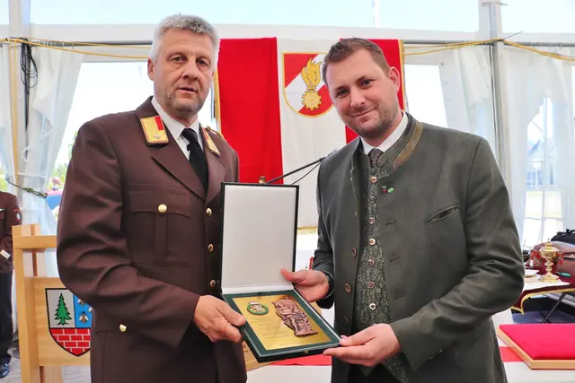 ABI Christian Rainer zeichnete Bgm. Matthias Pokorn mit der Florianiplakette in Bronze aus, es ist dies eine der höchsten Auszeichnungen für Nicht-Feuerwehrmitglieder | Foto: Edith Ertl