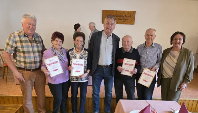 Obmann Josef Pasterk, Bezirksobmann Anton Brezovnik und Bürgermeisterin Lisa Lobnik mit geehrten Mitgliedern des Pensionistenvereins Bad Eisenkappel | Foto: Privat