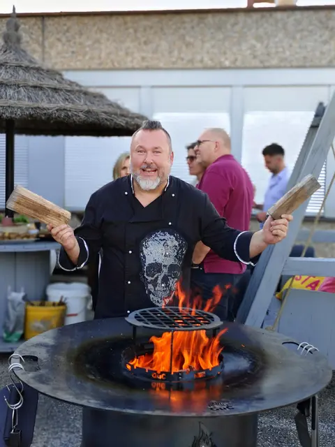 Showkoch Robert Dorr beim Feuertonnengrillen. | Foto: MeinBezirk / Eva Lacher-Dörfler