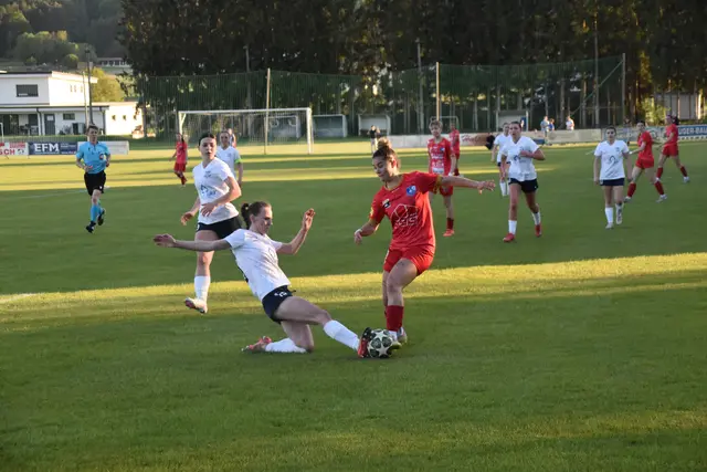 Letzte strittige Aktion: Selina Kellner rutscht gegen Rojda Antlitzhofer, die sich bei dem "Pressball" verletzte. Jonas Luef ließ dennoch weiterspielen. | Foto: MeinBezirk/Michael Strini