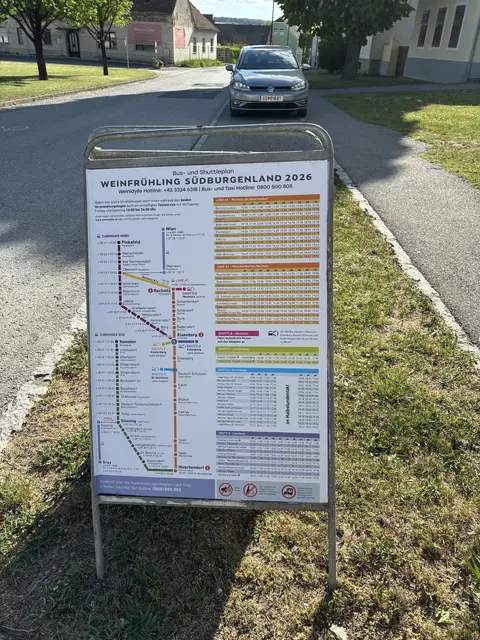 Shuttle-Busse brachten die Weinfrühlingbesucher von Standort zu Standort.  | Foto: Elisabeth Kloiber/MeinBezirk