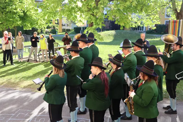 Zwei „Weckruf-Blaskapellen“ am 1. Mai unterwegs