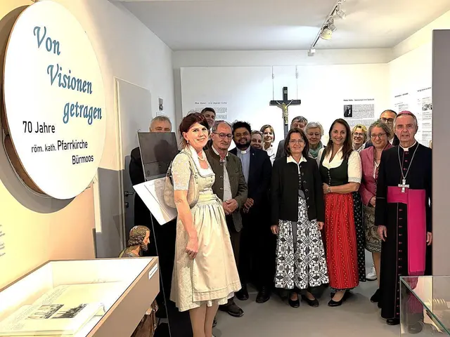 Besuch der Sonderausstellung im Torf-Glas-Ziegel-Museum durch Weihbischof Hansjörg Hofer