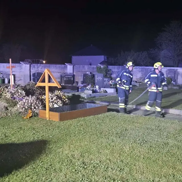Da sich mehrere Mitglieder der Feuerwehr zum Zeitpunkt der Alarmierung bereits im Feuerwehrhaus befanden, konnte innerhalb kürzester Zeit ausgerückt werden. | Foto: DOKU NÖ