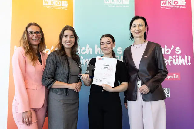 Am Bild von links Landesinnungs-Geschäftsführerin Monika Nowotny, WKOÖ-Vizepräsidentin Lisa Sigl, Preisträgerin Pelin Karatas (Kosmetik) und Landesinnungsmeisterin Eva Danner-Parzer. | Foto: Roberta Pelzl-Mairwöger/cityfoto.at