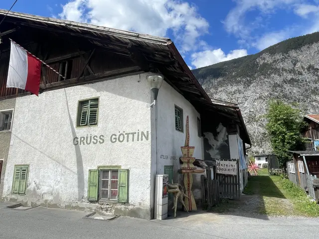 Alpenweiber und Gäste im Atelier Urbeil im Rahmen der Tage der offenen Ateliers