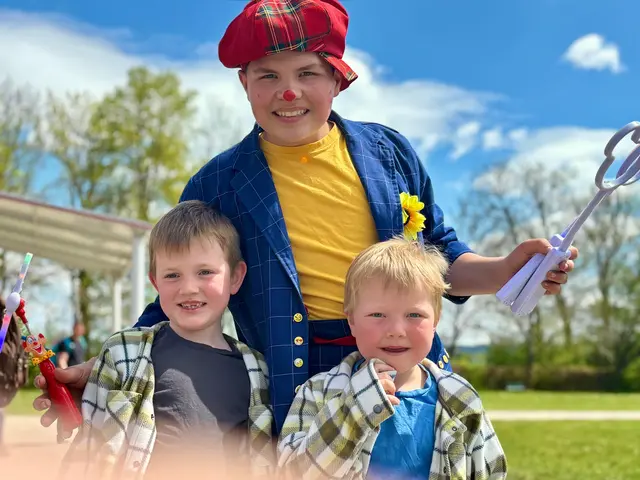 Maximilian und Matthias durften mit dem Clown des Circus Luis Knie ein Foto machen. | Foto: Markus Kahrer