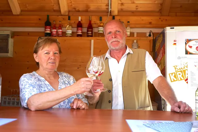 Familie Kaiser verkostete ihre Uhudler-Weine in Moschendorf.  | Foto: Elisabeth Kloiber/MeinBezirk