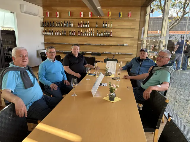 Auch im Weinarchiv in Bildein wurden Weine verkostet.  | Foto: Elisabeth Kloiber/MeinBezirk