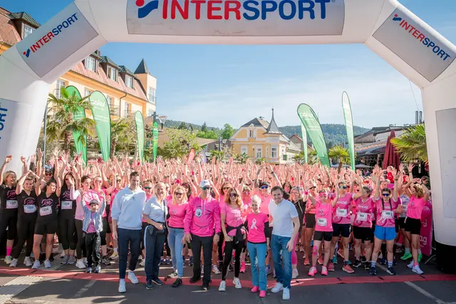 Teilnehmerinnen-Rekord: Bei herrlichem Wetter und im Beisein von Velden-Tourismus-GF Hannes Markowitz, Bürgermeisterin Margit Heissenberger, Pink-Ribbon-Botschafterin Bettina Weniger-Assinger und Vizebürgermeister Sandro Spendier konnten die Veranstalter Mario und Petra Theissl 1400 Läuferinnen zu dem Charity-Lauf begrüßen.