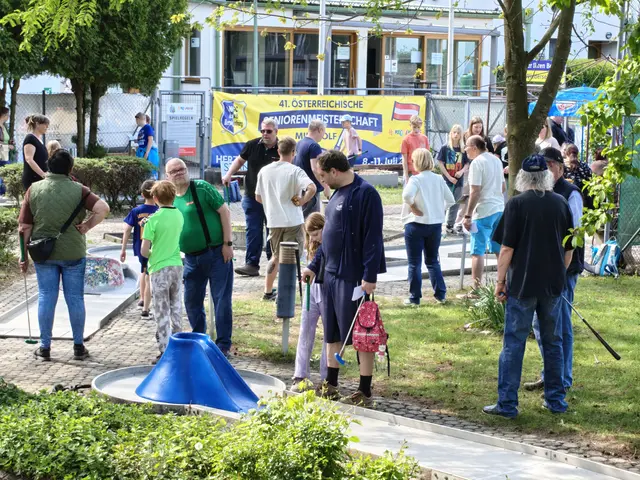 Zahlreiche Besucher auf der Minigolfanlage