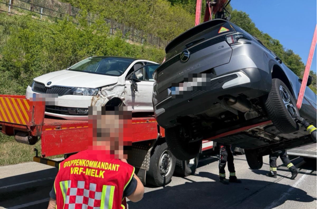 Drei Fahrzeuge auf der B3 bei Grimsing kollidieren
