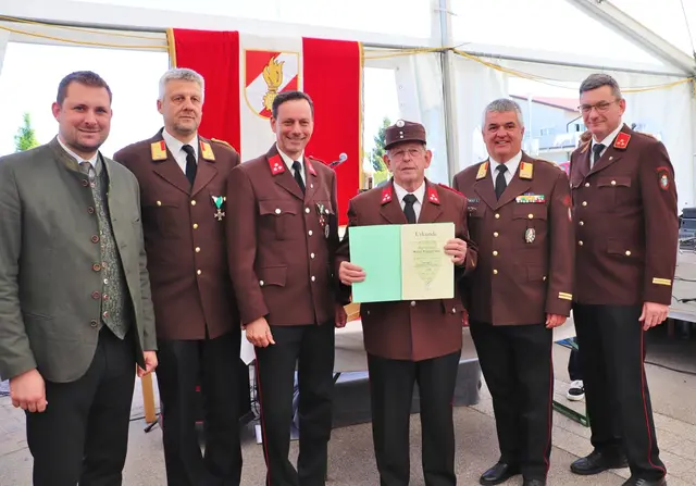 Walter Temmel ist seit 60 Jahre Mitglied der FF Lieboch, Matthias Pokorn, Christian Rainer, Ernst Gödl, Ewald Wolf und Alois Zmugg dankten und gratulierten. | Foto: Edith Ertl