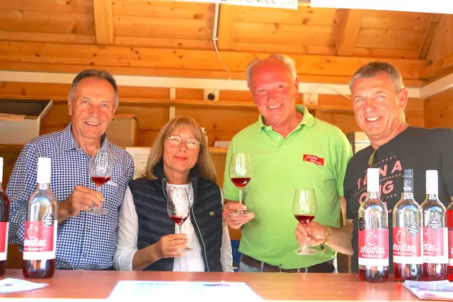 Die "Freunde des Uhudlers" präsentierten ihre Weine in Moschendorf: Johann und Ottilie Wölfer, Günter Berzkovics, Franz Schreiner (von links).  | Foto: Elisabeth Kloiber/MeinBezirk