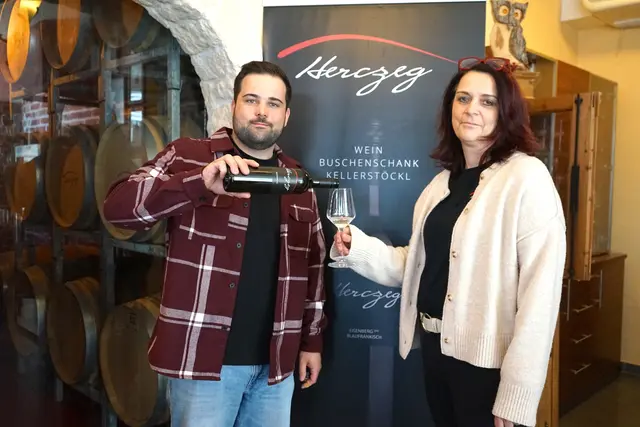 Lukas und Melanie Herczeg schenkten ihren Gästen ihre Weine bei sich am Gaaser Weinberg ein.  | Foto: Elisabeth Kloiber/MeinBezirk