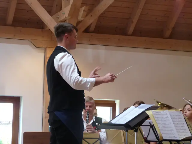 Der neue Kapellmeister Marvin Hüller freute sich sichtlich über die zahlreichen Besucherinnen und Besucher.  | Foto: Vanessa Wittmann