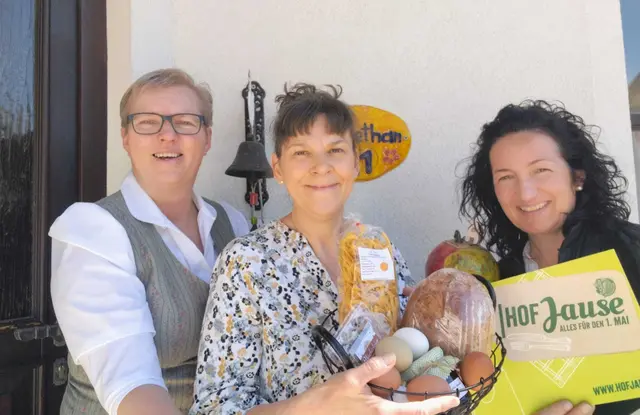 Landeskammerrätin Annette Glatzl und Bauernbundobfrau Waltraud Ungersböck zu Besuch bei Brigitte Holzgethan - JO-GI´s Ab Hofladen in Raglitz | Foto: Annette Glatzl