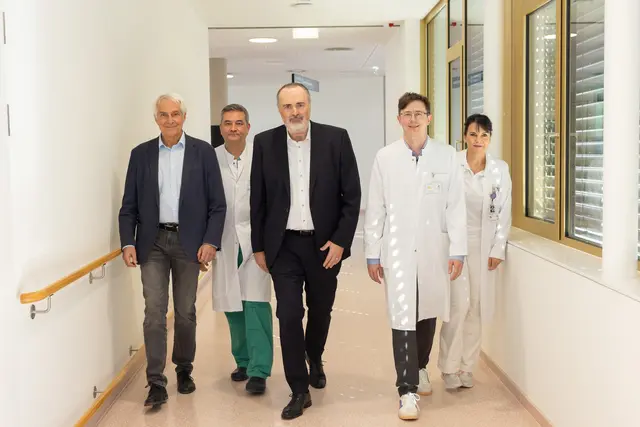 Die Klinik Oberwart ist auf Platz vier beim Klinik Award Austria: Stephan Kriwanek, Andreas Ochsenhofer, Hans Peter Doskozil, Wolfgang Dietl und Veronika Matzi. | Foto: LMS/Stefan Wiesinger