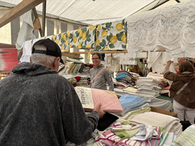 Beim Flohmarkt in Reutte wird jeder fündig. Das Warenangebot ist gewaltig. | Foto: MeinBezirk