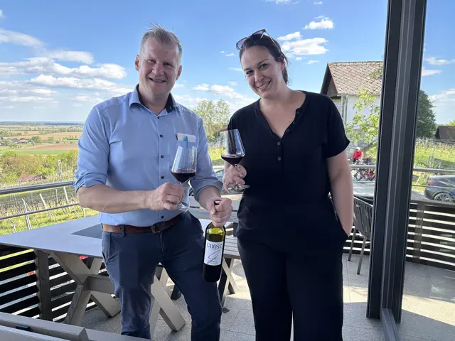Öffneten ihren Buschenschank am Gaaser Weinberg: Andreas und Denise Grosz.  | Foto: Elisabeth Kloiber/MeinBezirk