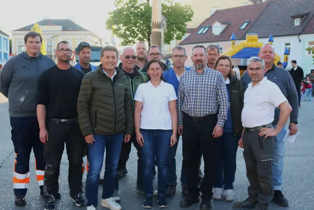 Sonnige Feier unterm Maibaum auf dem Holzplatz