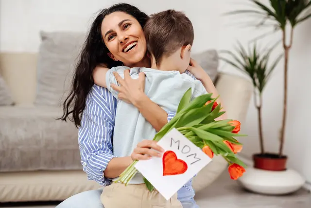 Mütter schenken im Alltag viel Zeit und Aufmerksamkeit – der Muttertag bietet die Gelegenheit, dafür "Danke" zu sagen. | Foto: PantherMedia/SistersStock