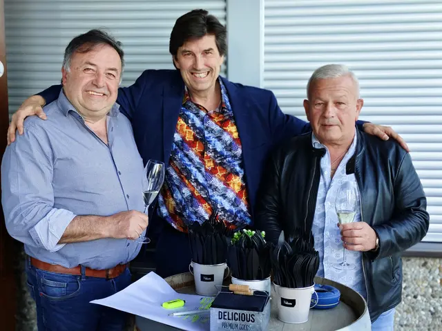 Bgm. von Stoob, Bruno Stutzenstein, mit Raimund und Rudi Weiss
 | Foto: MeinBezirk / Eva Lacher-Dörfler