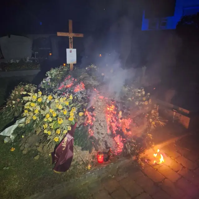 Feuerwehr löscht brennende Kränze in Minuten