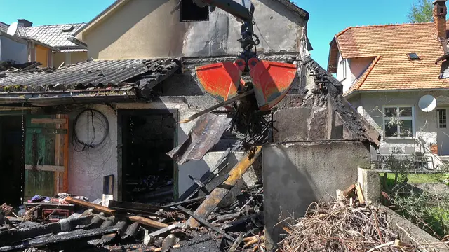 Das Nebengebäude wurde letztlich ein Raub der Flammen, angrenzende Bereiche wurden kontrolliert, belüftet und Glutnester mit Unterstützung eines Schalengreifers gelöscht. | Foto: Feuerwehr