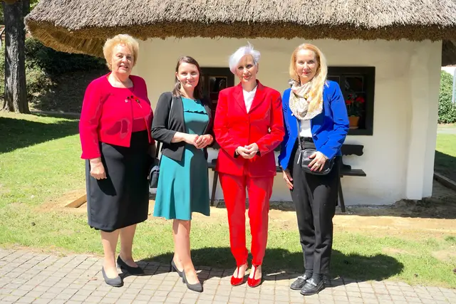 Im Gespräch mit Bürgermeisterin Terézia Krnáčová (2. von links) waren Justizministerin Anna Sporrer (2. von rechts) und "Uhudlerretterin" Verena Dunst (links) | Foto: Elisabeth Kloiber/MeinBezirk