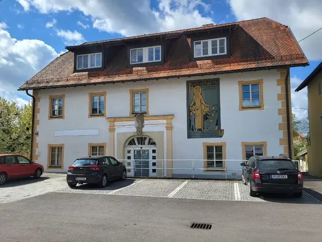 Das Gebäude "Hofmark 14" kann in Zukunft Wohnraum und Diensträumlichkeiten vereinen. | Foto: Gemeinde Reichersberg