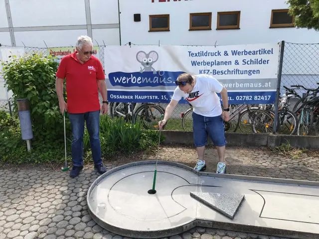 Gemeinderäte Walter Böhm und Patrick Reinisch bei einer Runde Minigolf