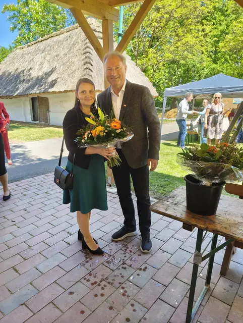 Honorarkonsul Friedrich Sperl überreichte Bürgermeisterin Terézia Krnáčová einen Blumenstrauss.  | Foto: Weinidylle Südburgenland