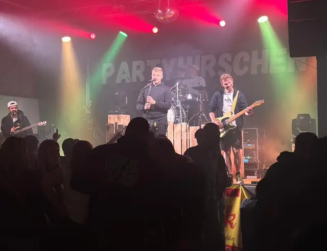 Die Partyhirschen machten legendäre Party im Festzelt