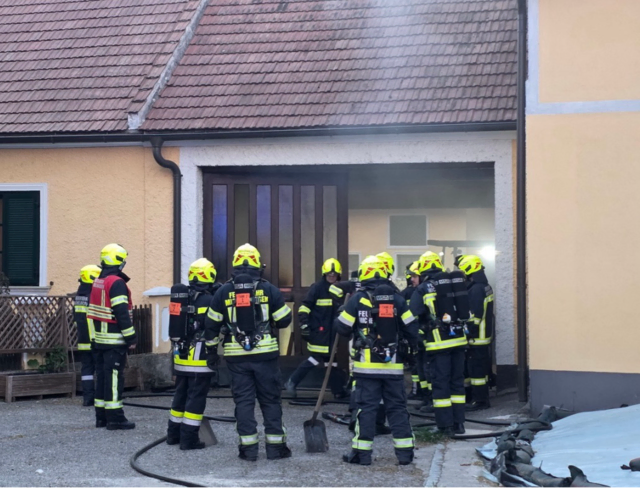 Beim Eintreffen der Einsatzkräfte drang bereits dichter Rauch aus der Einfahrt des Gebäudes, wodurch sofort ein umfassender Löschangriff eingeleitet wurde. | Foto: DOKU NÖ