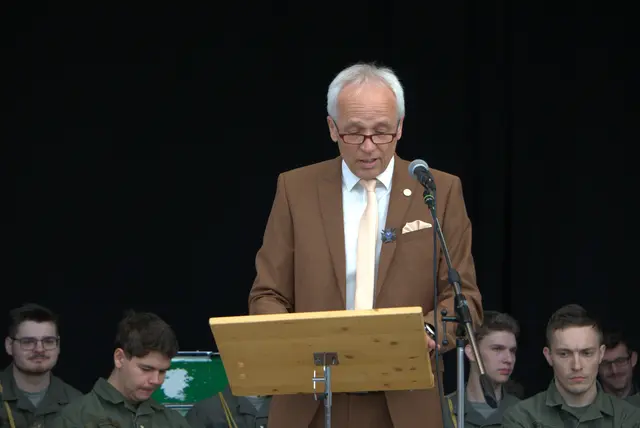 Vizebürgermeister Christian Derkits während seiner Ansprache im Festzelt.  | Foto: Lisa Stöckl