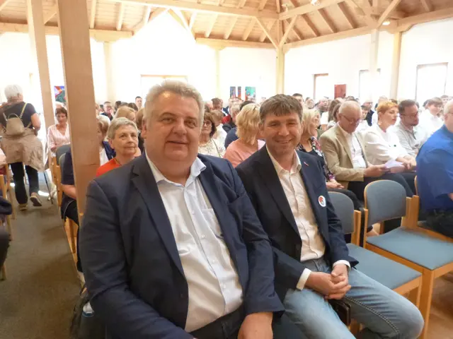 Bürgermeister Hannes Igler und Vizebürgermeister Franz Ecker warteten gespannt auf den Start des langersehnten Konzertes.  | Foto: Vanessa Wittmann
