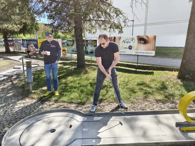 Vlash Ndokaj spielt Minigolf unter der Regie von Minigolf-Instruktor Erwin Stingl