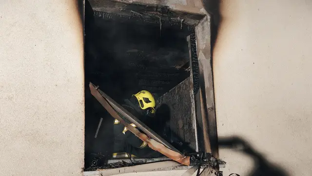 Neun Anwohner bei Wohnungsbrand gerettet, ein Opfer schwer verletzt