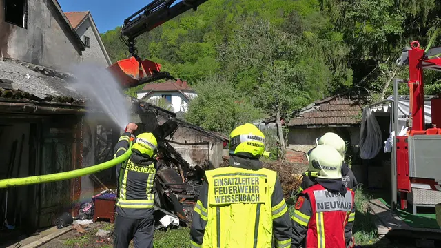 Rund 100 Einsatzkräfte rückten ins Triestingtal aus. | Foto: Feuerwehr