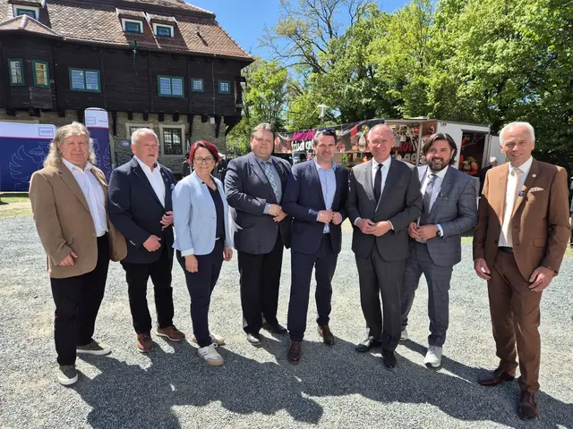 Josef Lautner, Seniorenbund-Obmann Rudolf Strommer, Ortsparteiobfrau Tanja Stöckl, ÖVP- Klubobmann Bernd Strobl, ÖVP-Landesparteiobmann Christoph Zarits, Innenminister Gerhard Karner, Landtagsabgeordneter Hans Unger und Vizebürgermeister Gerald Derkits.  | Foto: Lisa Stöckl