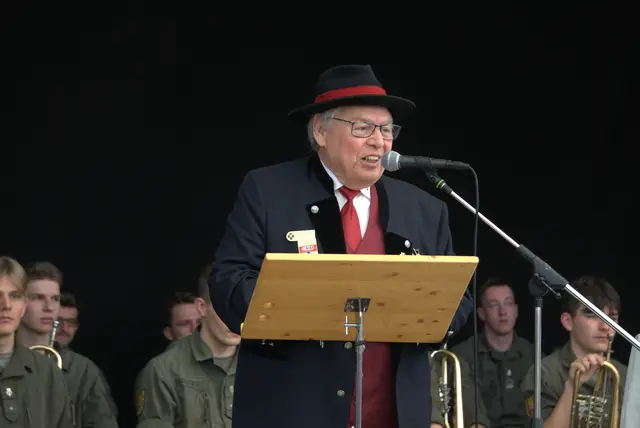 Ernst Feldner, der Landespräsident des ÖKB, eröffnete mit seiner Ansprache das Kameradschaftsbundtreffen in der Europäischen Friedensgemeinde Bernstein.  | Foto: Lisa Stöckl