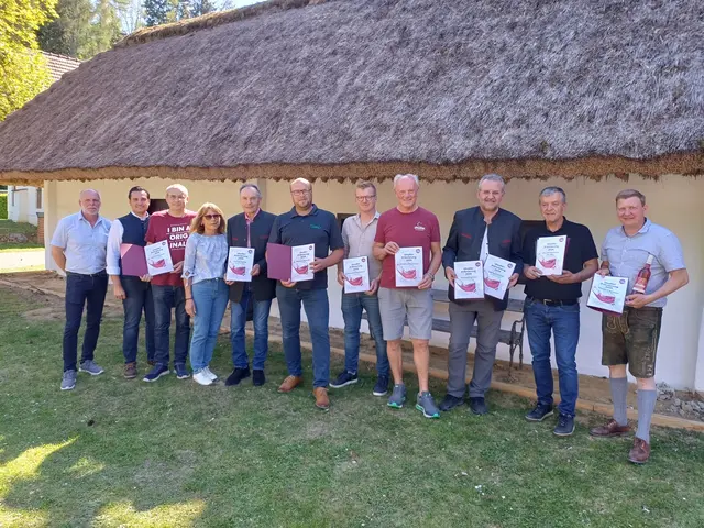 Urkundenverteilung an die prämierten Uhudler-Winzer Jahrgang 2025 im Weinmuseum Moschendorf.  | Foto: Uhudlerverein