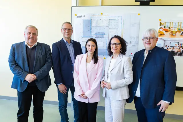 v.l.: Manfred Jenni (Schulqualitätsmanager in der Bildungsdirektion), Christoph Burgschwaiger (Projektkoordinator des Umbaus, Bildungsdirektion), Christina Raaber (Pflegelehrling im 1. Lehrjahr), Landesrätin Daniela Gutschi und Direktor Günther Friedrich (LBS 3) | Foto: Land Salzburg/Neumayr/Hofer
